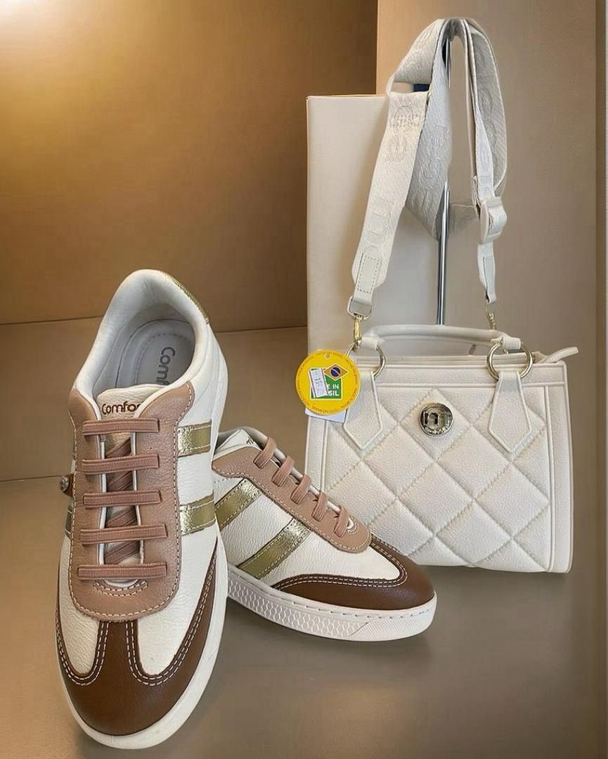 Combinação de tênis casual e bolsa branca do mês